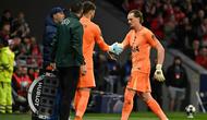 Kiper Tottenham Hotspur asal Republik Ceko #31, Antonin Kinsky (kanan), berjabat tangan dengan kiper Tottenham Hotspur asal Italia #01, Guglielmo Vicario, saat ia diganti selama pertandingan  leg pertama babak 16 besar Liga Champions UEFA antara Club Atletico Madrid dan Tottenham Hotspur di Stadion Metropolitano di Madrid pada 11 Maret 2026. (Javier SORIANO/AFP)