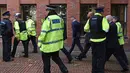 Petugas polisi mengawal Penyerang Everton Wayne Rooney di pengadilan Stockport Magpenrates di Stockport, Inggris (18/9). Polisi menangkap Rooney ketika mengemudikan mobil VW Hitam sambil mabuk di Wilmslow. (AFP Photo/Paul Ellis)