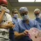 Para dokter di Cleveland Clinic - (Kiri-Kanan) Dr. Risal Djohan, Dr. Daniel Alam, Dr. Francis Papay, dan Dr. Maria Siemionow saat menyelesaikan operasi untuk Connie Culp pada Desember 2008. (Photo Credit: AFP Photo / HANDOUT)