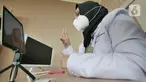 Dokter Umum Indria Febriani memberikan pelayanan medis jarak jauh atau Telemedicine pada pasien umum di RSUD Pasar Minggu, Jakarta, Jumat (18/2/2022). Layanan Telemedicine juga dapat digunakan bagi warga positif Covid-19 bergejala ringan yang menjalani isoman di rumah. (Liputan6.com/Herman Zakharia)