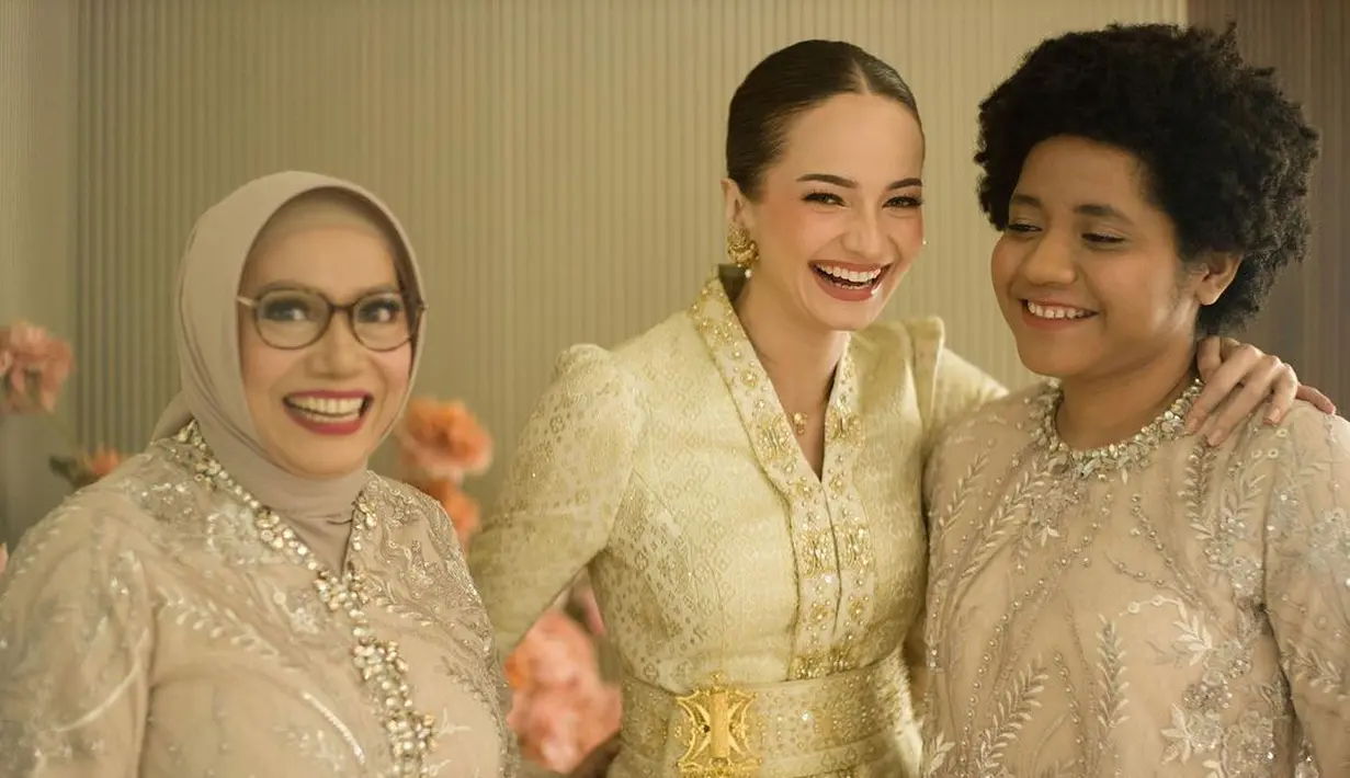 Manis dan menggemaskan potret kebersamaan Enzy Storia dan keluarga dengan outfit bernuansa cokelat dan keemasan. Foto: Instagram.