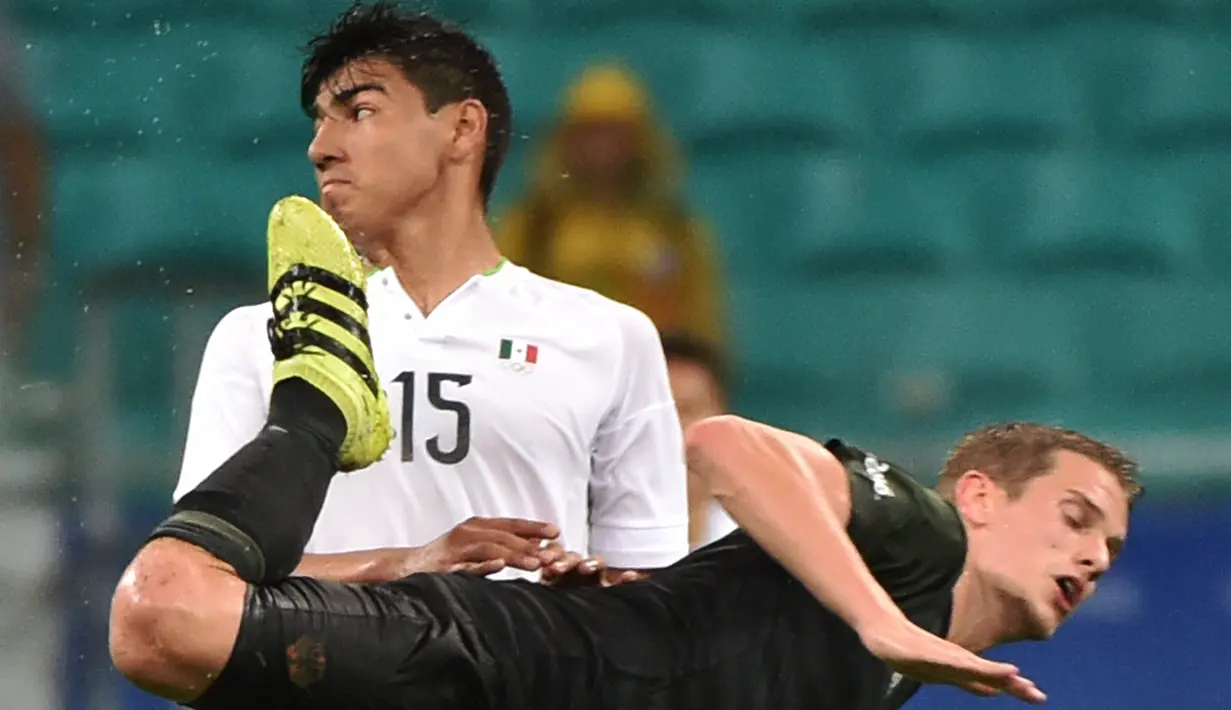 Duel antara pemain Meksiko dan Jerman pada laga perdana Grup C Olimpiade Rio 2016 di Arena Fonte Nova, Jumat (5/8/2016) dini hari WIB. (AFP/Nelson Almeida)