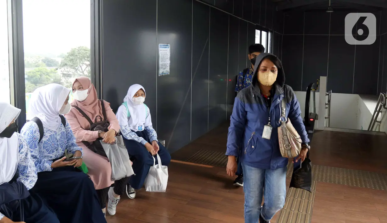 Sejumlah penumpang menunggu kedatangan bus TransJakarta di Halte CSW, Jakarta, Kamis (11/8/2022). Gubernur DKI Jakarta Anies Baswedan menetapkan paket tarif integrasi untuk layanan transportasi umum massal yakni TransJakarta, MRT, dan LRT dengan plafon maksimum satu kali perjalanan sebesar Rp 10 ribu. (Liputan6.com/Herman Zakharia)