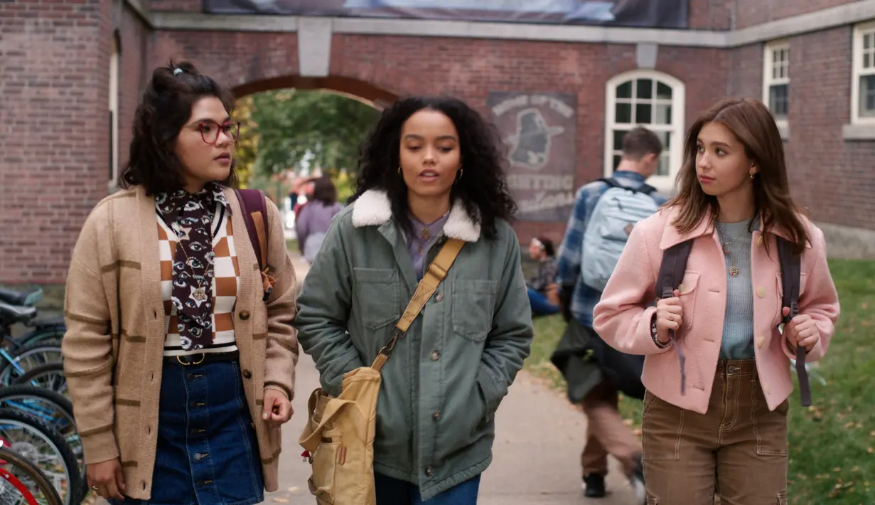 Gambar yang dirilis oleh Disney ini menunjukkan Belissa Escobedo (kiri) sebagai Izzy, Whitney Peak (tengah) sebagai Becca, dan Lilia Buckingham (anan) sebagai Cassie dalam film Hocus Pocus 2. Hocus Pocus 2 bercerita tentang petualangan tiga siswi sekolah menengah yang terdiri dari Becca, Cassie, dan Izzy. (Disney via AP)