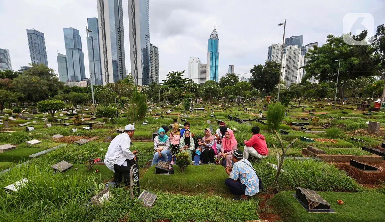 Sejumlah umat muslim berdoa di depan makam keluarga di Pemakaman Karet Bivak Jakarta, Minggu (3/3/2024). (Liputan6.com/Angga Yuniar)