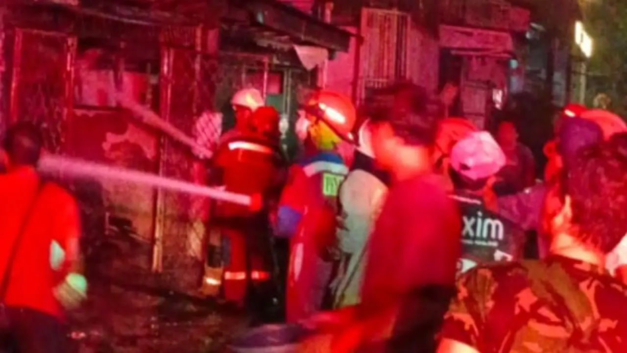 Petugas damkar memadamkan api di penjaringan, jakarta utara