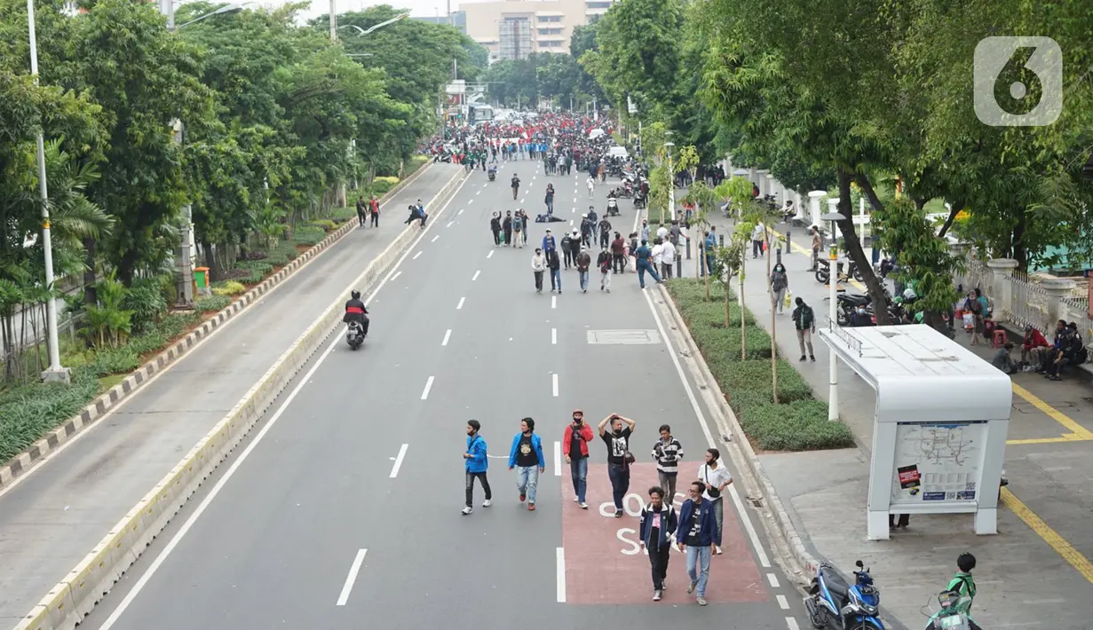 Suasana Jalan Salemba Raya yang dipadati pengunjuk rasa di Jakarta, Kamis (8/10/2020). Banyaknya jumlah pengunjuk rasa yang berjalan menuju Istana Negara menyebabkan Jalan Salemba Raya dari arah Matraman tertutup dan tidak bisa dilalui kendaraan. (Liputan6.com/Immanuel Antonius)