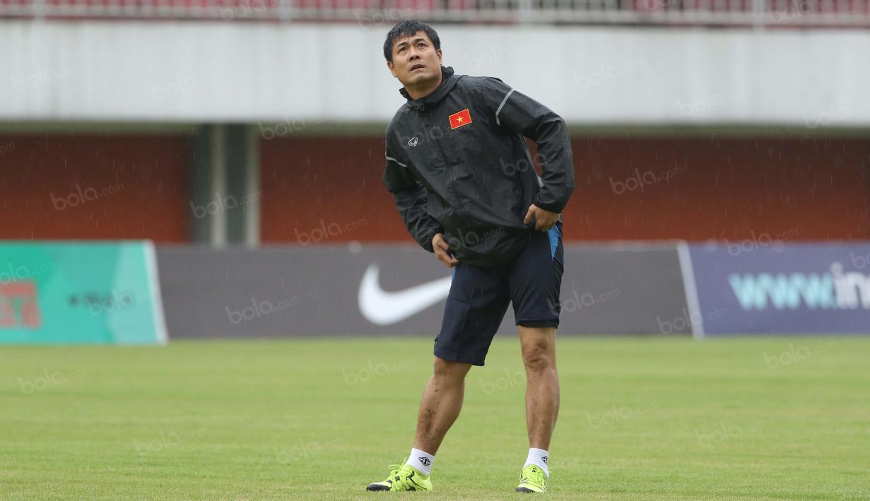 Pelatih Vietnam, Nguyen Huu tengah melakukan pemanasan bersama timnya di  di Stadion Maguwoharjo, Sleman, Yogyakarta, Sabtu (08/10/2016). (Bola.com/Nicklas Hanoatubun)