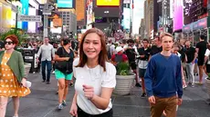 Baru-baru ini, Maia Estianty terbang ke Amerika Serikat bersama sang suami, Irwan Mussry. Mantan istri Ahmad Dhani ini memamerkan sejumlah foto selama berada di New York City. Pose di depan Time Square, wajib hukumnya. Setelahnya, Maia Estianty berpose di depan sejumlah pesawat. Koleksi foto ini lalu dipamerkan di akun Instagram terverifikasinya. (Foto: Dok. Instagram @maiaestiantyreal)