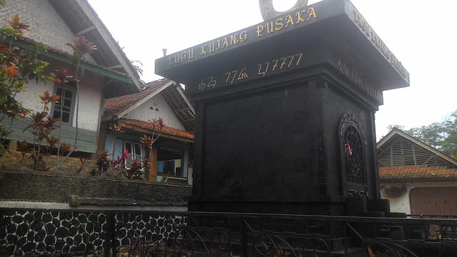 Tugu Kujang raksana di halaman parkir Kampung naga, Tasikmalaya