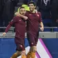 Bek AS Roma, Federico Fazio (kanan) melakukan selebrasi usai mencetak gol ke gawang Lyon pada leg pertama babak 16 besar Liga Europa di Stade de Lyon, Prancis, (9/3). Lyon berhasil mengalahkan AS Roma dengan skor 4-2. (AFP Photo / Philippe Desmazes)