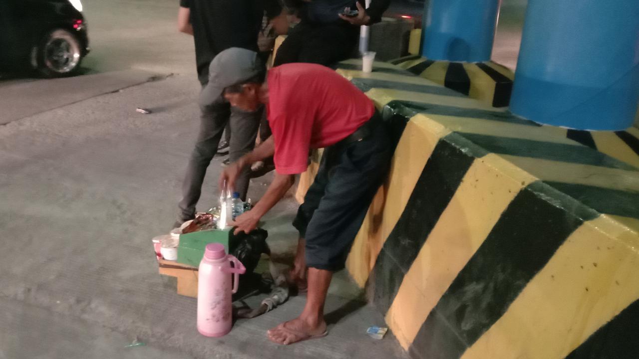 Supardi (73) Pedagang Kopi Keliling Di Pelabuhan Merak, Kota Cilegon, Banten. (Kamis, 24/12/2020). (Yandhi Deslatama/Liputan6.com).