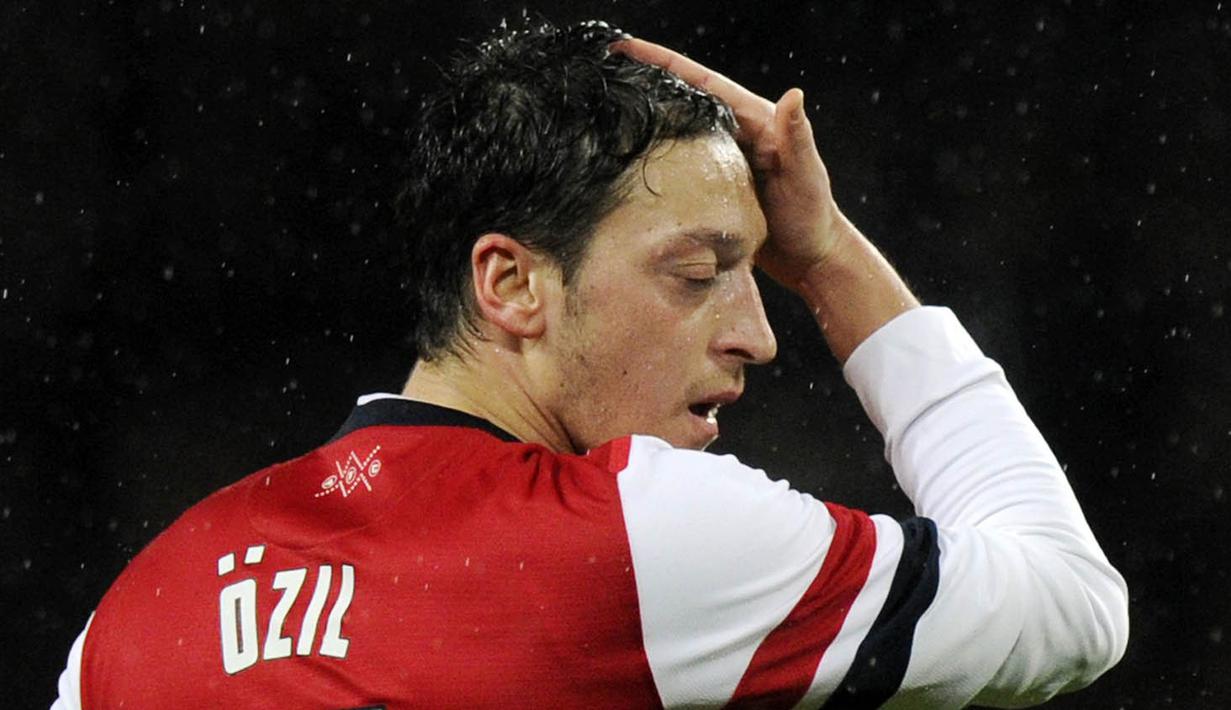 2. Mesut Ozil, teka-teki masa depan bintang Jerman ini di Arsenal akhirnya terjawab. Diberitakan Daily Mirror, mantan gelandang Real Madrid ini akan segera mendapatkan kontrak baru berdurasi lima tahun bersama The Gunners. (EPA/Facundo Arrizabalaga)