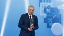 Pelatih Real Madrid, Carlo Ancelotti memegang trofi penghargaan pelatih terbaik FIFA 2024 dalam acara FIFA Awards 2024 yang berlangsung di Doha, Qatar, Selasa (18/12/2024) waktu setempat. (AFP/Karim Jaafar)