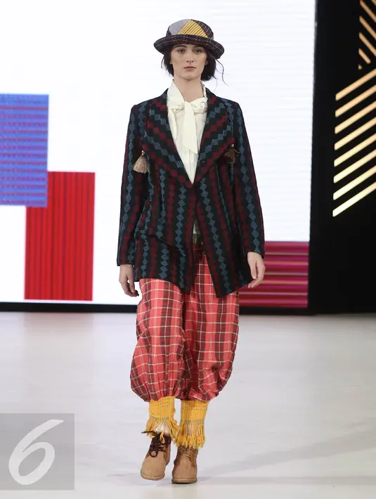 Model menampilkan busana rancangan Amanda Indah Lestari di panggung Senayan City Fashion Nation ke-11, Jakarta, Rabu (12/4). Lewat label fesyen Lekat, Amanda memamerkan cuplikan koleksi fall/winter 2017 dengan tenun baduy. (Liputan6.com/Herman Zakharia)