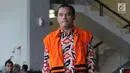 Bupati Purbalingga nonaktif Tasdi usai menandatangani berkas pelimpahan surat P21 di gedung KPK, Jakarta, Kamis (27/9). Tasdi segera menjalani persidangan dugaan menerima suap proyek infrastruktur di Kab Purbalingga, Jateng. (Merdeka.com/Dwi Narwoko)