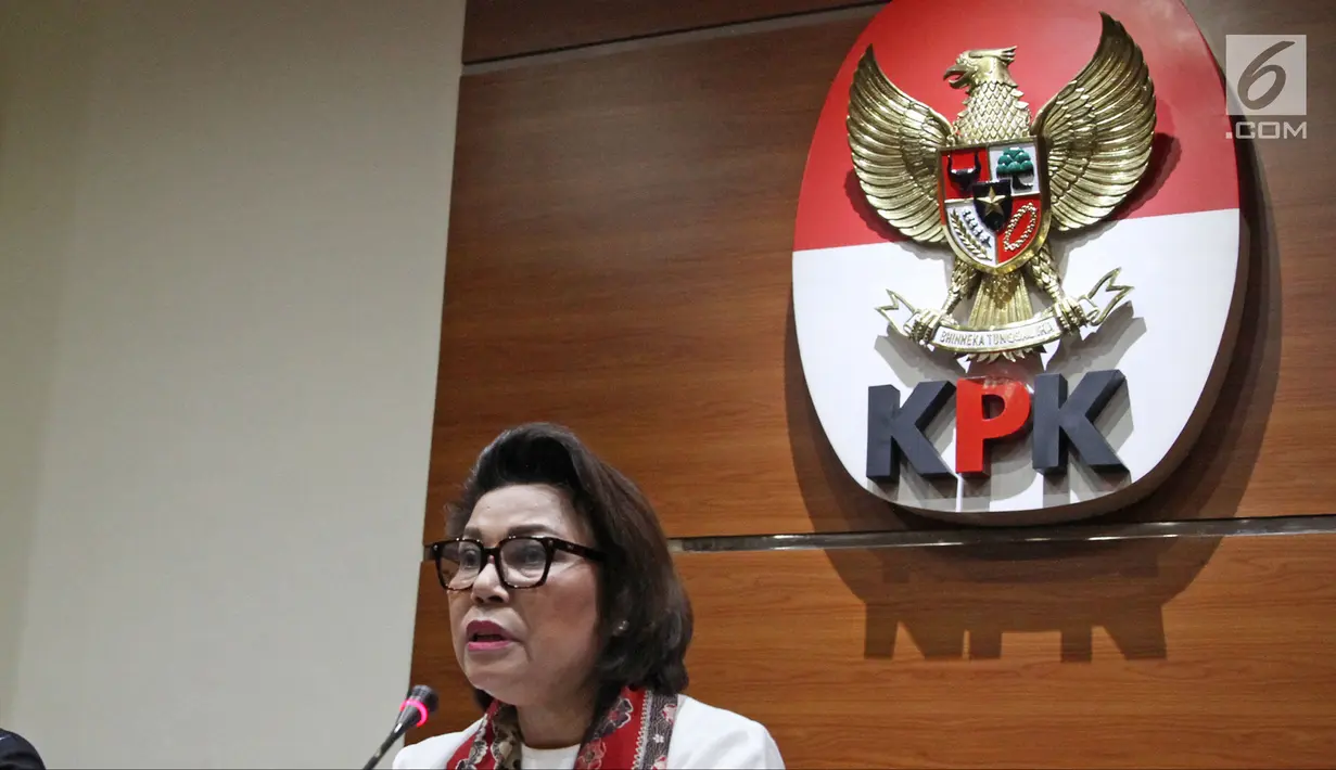 Suasana saat Wakil Ketua KPK Basaria Panjaitan (kanan) memberi keterangan saat konferensi pers di Gedung KPK, Jakarta, Senin (12/2). Marianus Sae calon gubernur NTT yang diusung PDIP dan PKB. (Liputan6.com/Herman Zakharia)