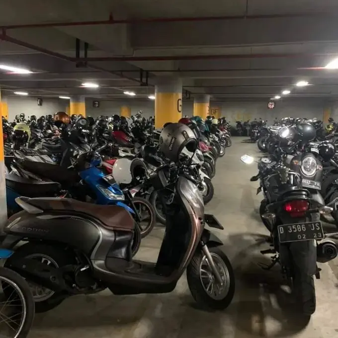 Parkir Motor Melawan Gravitasi (Instagram/@upi.parkir)