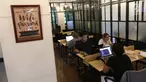 Sejumlah orang menggunakan fasilitas di ruang Cocowork di Jakarta, Selasa (26/6). Cocowork merupakan ruang kerja bersama dan fasilitas untuk membangun komunitas. (Liputan6.com/Angga Yuniar)