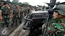 Panglima TNI Jenderal Gatot Nurmantyo meninjau kendaraan pasukan usai Apel Gelar Pasukan Pengamanan KTT OKI ke-5 di Jakarta Pusat, Selasa (1/3/2016). Sebanyak 10.150 ribu pasukan TNI dikerahkan pada Apel tersebut. (Liputan6.com/Faizal Fanani)