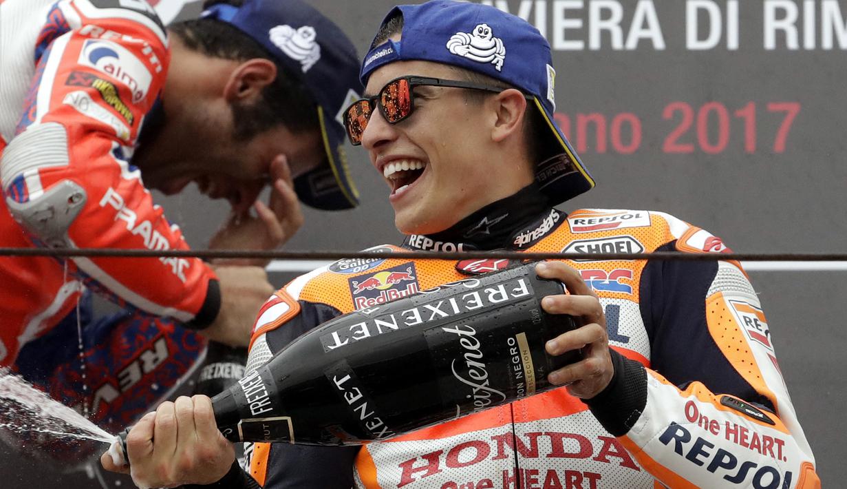 Pebalap Repsol Honda Team, Marc Marquez merayakan keberhasilan meraih podium sebagai yang tercepat pada balapan MotoGP San Mariono di Sikuit Marco Simoncelli, Misano Adriatico, Italia (10/9/2017). (AP/Antonio Calanni)