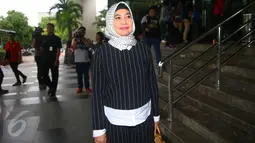  Mantan Bupati Kendal Widya Kandi Susanti usai menjalani pemeriksaan di Gedung KPK, Jakarta, (17/2). Susanti diperiksa sebagai saksi dalam kasus dugaan suap terkait proyek di Kementerian Pekerjaan Umum dan Perumahan Rakyat. (Liputan6.com/Helmi Afandi)
