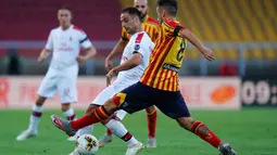 Gelandang AC Milan, Giacomo Bonaventura (kiri) berusaha menggiring bola dari kawalan pemain Lecce, Marco Mancosu pada pertandingan lanjutan liga Serie A Italia di stadion Via del Mare di Lecce, Italia (22/6/2020). AC Milan menang telak atas Lecce 4-1. (Donato Fasano / LaPresse via AP )