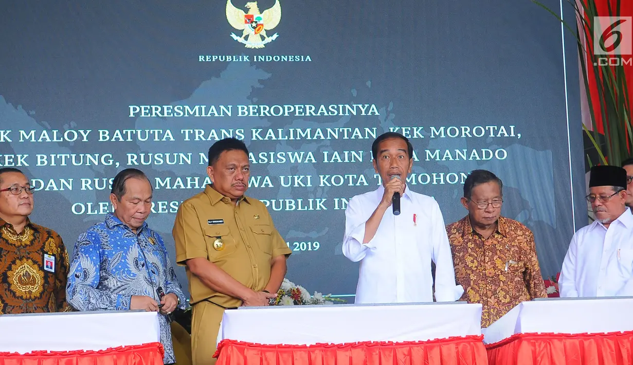Presiden Joko Widodo (Jokowi) meresmikan proyek kawasan ekonomi khusus (KEK) di Bandara Samratulangi Manado, Sulawesi Utara, Senin (1/4). Jokowi meresmikan beroperasinya KEK Maloy Batuta Trans Kalimantan, KEK Morotai, KEK Bitung. (Liputan6.com/Angga Yunia
