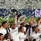 Para pemain Real Madrid merayakan kemenangan gelar La Liga musim 2019/20 usai menaklukkan Villarreal di Estadio Alfredo Di Stefano, Kamis (16/7/2020). Real Madrid memastikan diri menjadi juara Liga Spanyol setelah mengalahkan Villarreal 2-1. (GABRIEL BOUYS/AFP)