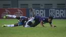 Penyerang Persib Bandung, Geofrey Wynton (kiri) bertabrakan dengan bek Persita Tangerang, Agung Prasetyo dalam laga pekan kedua BRI Liga 1 2021/2022 di Stadion Wibawa Mukti, Cikarang, Sabtu (11/09/2021). Persib menang 2-1. (Foto: Bola.com/Bagaskara Lazuardi)