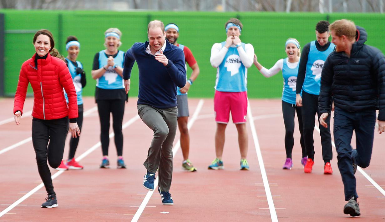 Pangeran William, Kate Middleton dan Pangeran Harry mengikuti lomba lari estafet saat pelatihan untuk acara amal Heads Together di Taman Queen Elizabeth II di London, Inggris (5/2). (AFP Photo / Alastair Grant, Pool) 