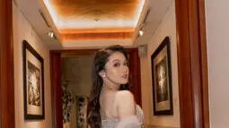 Aisyah Aqilah memesona dengan mengenakan dress kupu-kupu warna abu-abu. Kain tile yang disampirkan di tangan kiri dan kanannya terlihat seperti sayap. Aisyah memakai dress dari Krinou dan di-styling oleh fashion stylish Fandi Nasution. Fandi tak hanya styling penampilan Aisyah, namun juga styling penampilan Junior Roberts, Antonio Blanco dan William Roberts untuk gala premiere Anak Kolong. (Liputan6.com/IG/@aisyahaqilahh)