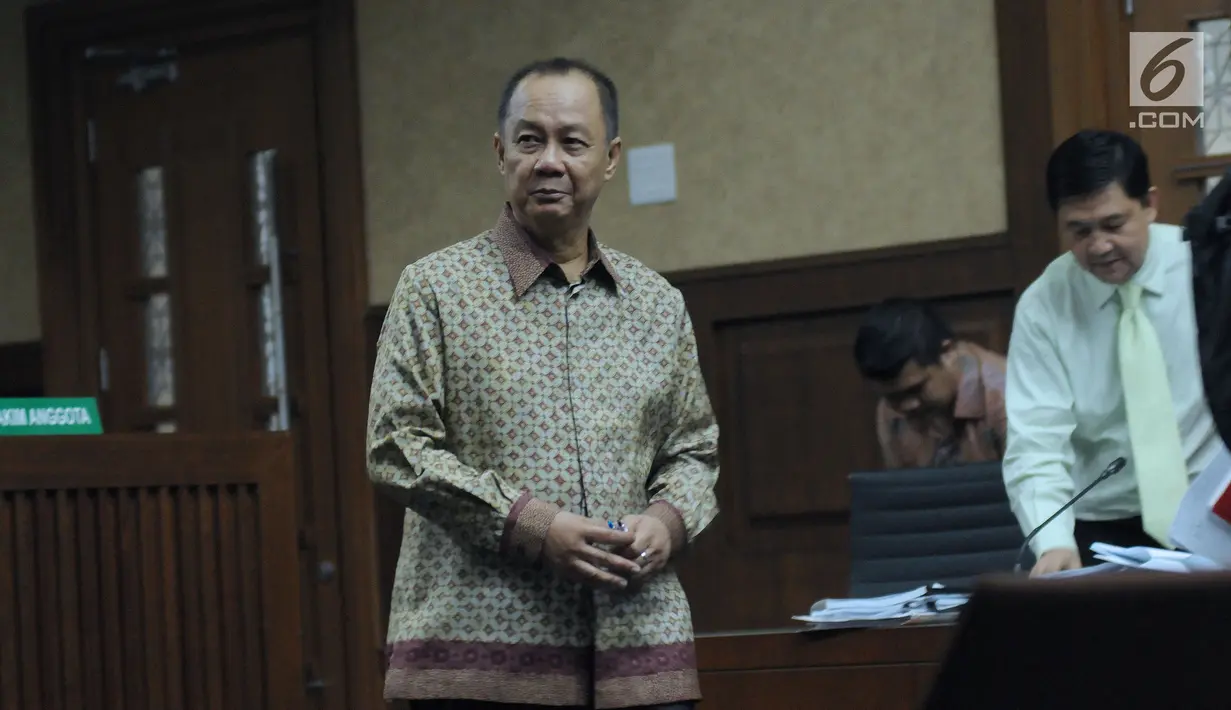 Terdakwa penerbitan SKL terhadap obligor BLBI, Syafruddin Arsyad Temenggung usai menjalani sidang lanjutan di Pengadilan Tipikor, Jakarta, Rabu (6/6). Sidang mendengar keterangan saksi. (Liputan6.com/Helmi Fithriansyah)