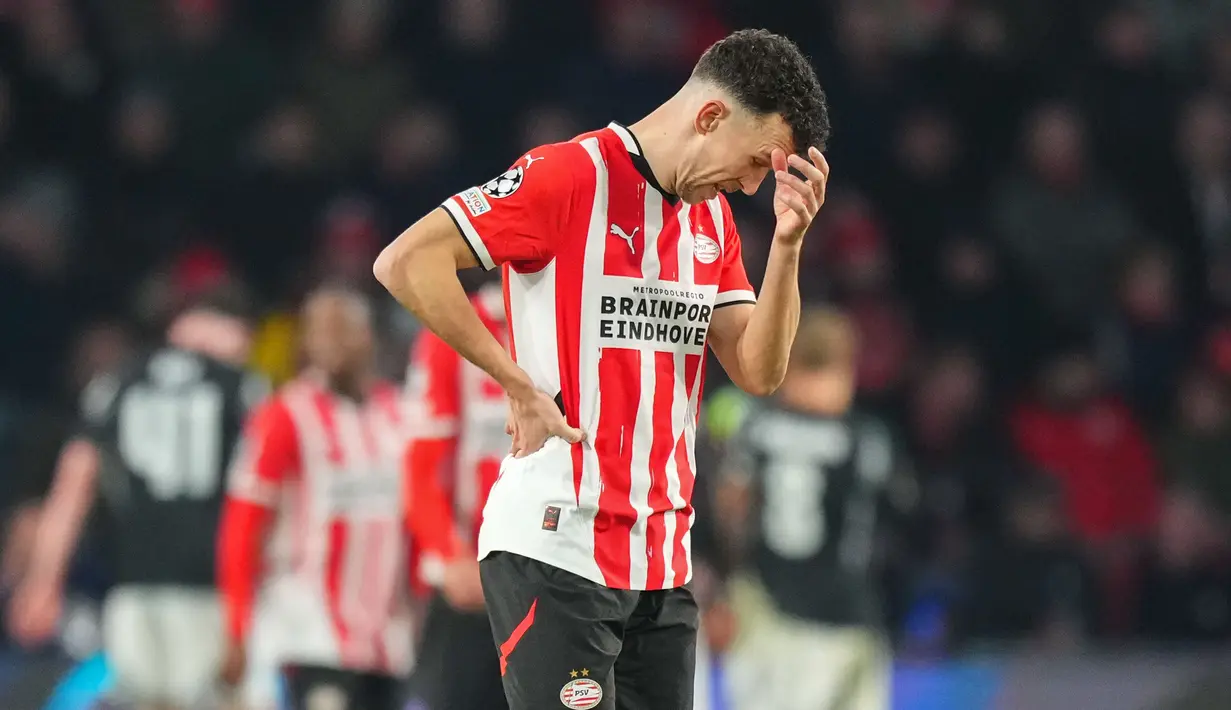 Pemain PSV Eindhoven, Ivan Perisic, tampak kecewa setelah ditaklukkan Arsenal dengan skor telak 7-1 dalam laga leg pertama 16 besar Liga Champions 2024/2025 yang digelar di Philips Stadion, Rabu (5/3/2025) dini hari WIB. (AP Photo/Peter Dejong)