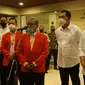 Gibran Rakabuming dan Teguh Prakosa saat usai debat perdana Pilkada Solo. (Liputan6.com/Fajar Abrori)