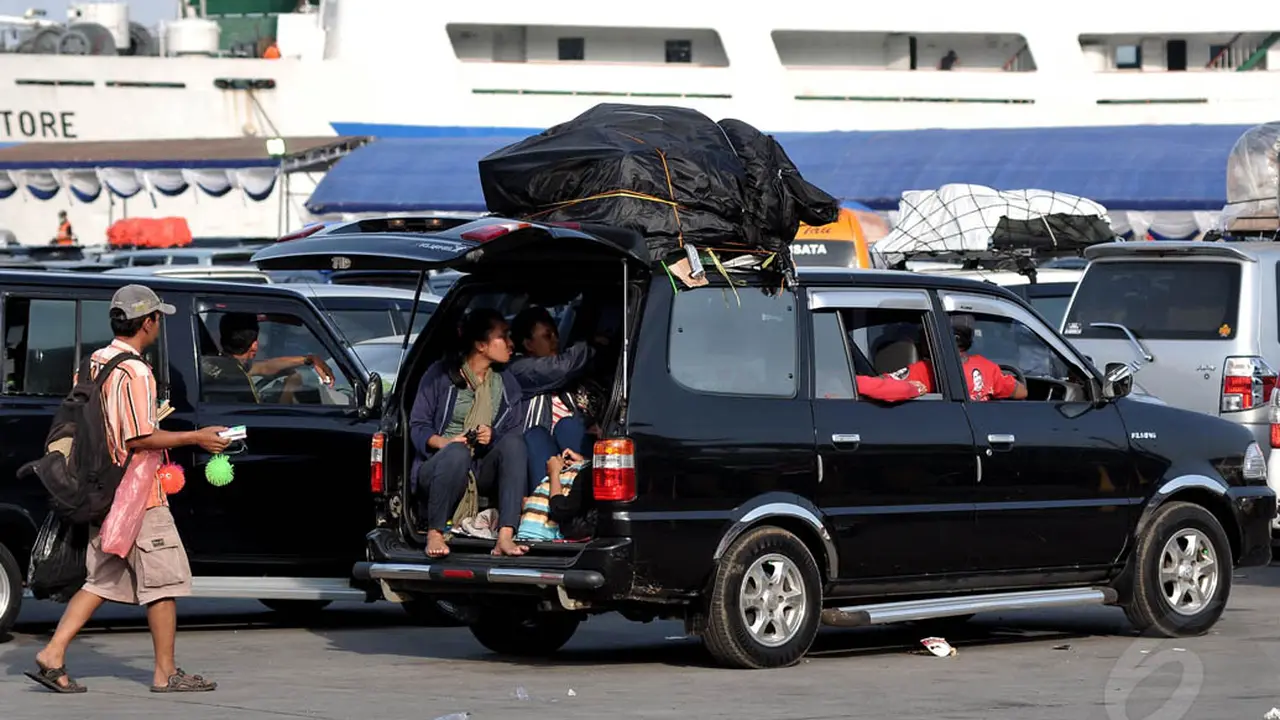 Ribuan Kendaraan Padati Pelabuhan Merak