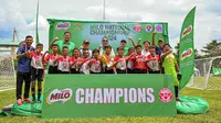 Business Executive Officer Beverages &amp; Culinary Dairy Business Unit PT Nestle Indonesia Alaa Shaaban memberi piala kepada juara pertama Milo National Championship 2024 U-10 Garuda Wisnu FC dari Bali. (Istimewa)