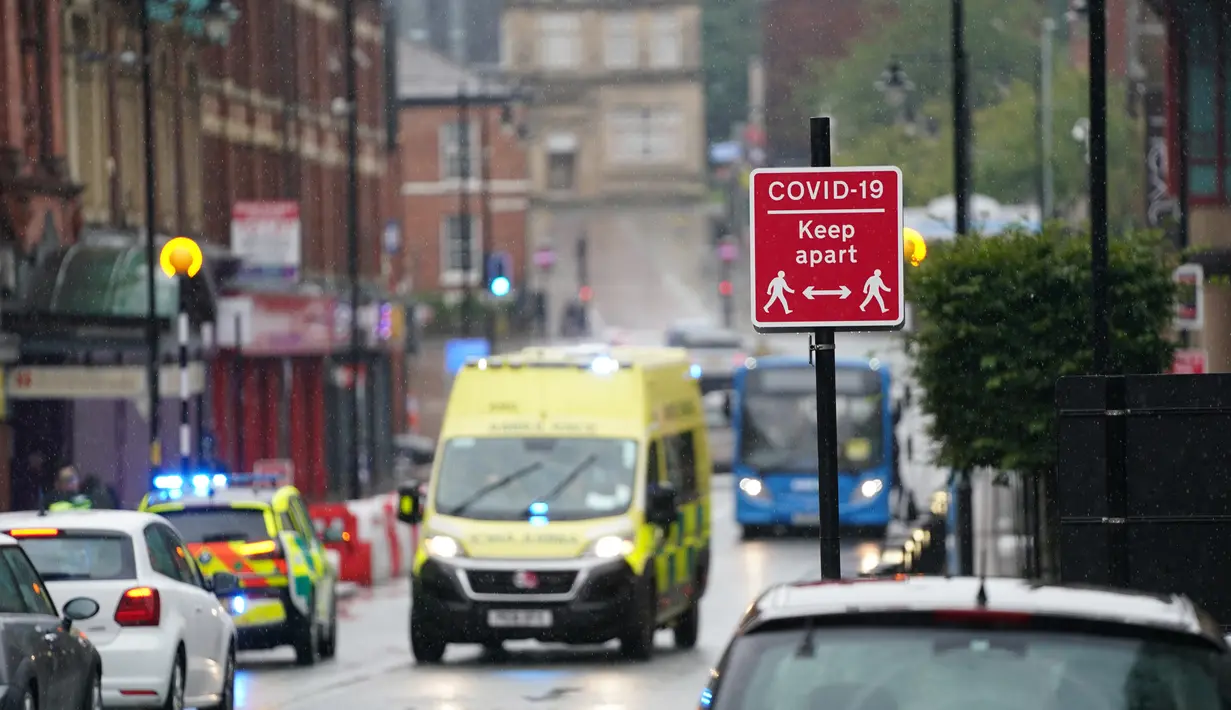 Ambulans terlihat di sebuah jalan di Bolton, Greater Manchester, Inggris (2/9/2020). Pembatasan di Bolton dan Trafford semula akan dilonggarkan semalam setelah sebelumnya mencatatkan penurunan kasus pada Agustus. (Xinhua/Jon Super)