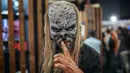 Seorang cosplayer berkostum ala karakter dalam serial TV The Walking Dead dalam acara Comic Con Africa di Johannesburg, Sabtu (21/9/2019). Comic Con Africa untuk tahun kedua di benua itu  akan berlangsung selama empat hari dari 21 hingga 24 September. (Michele Spatari/AFP)