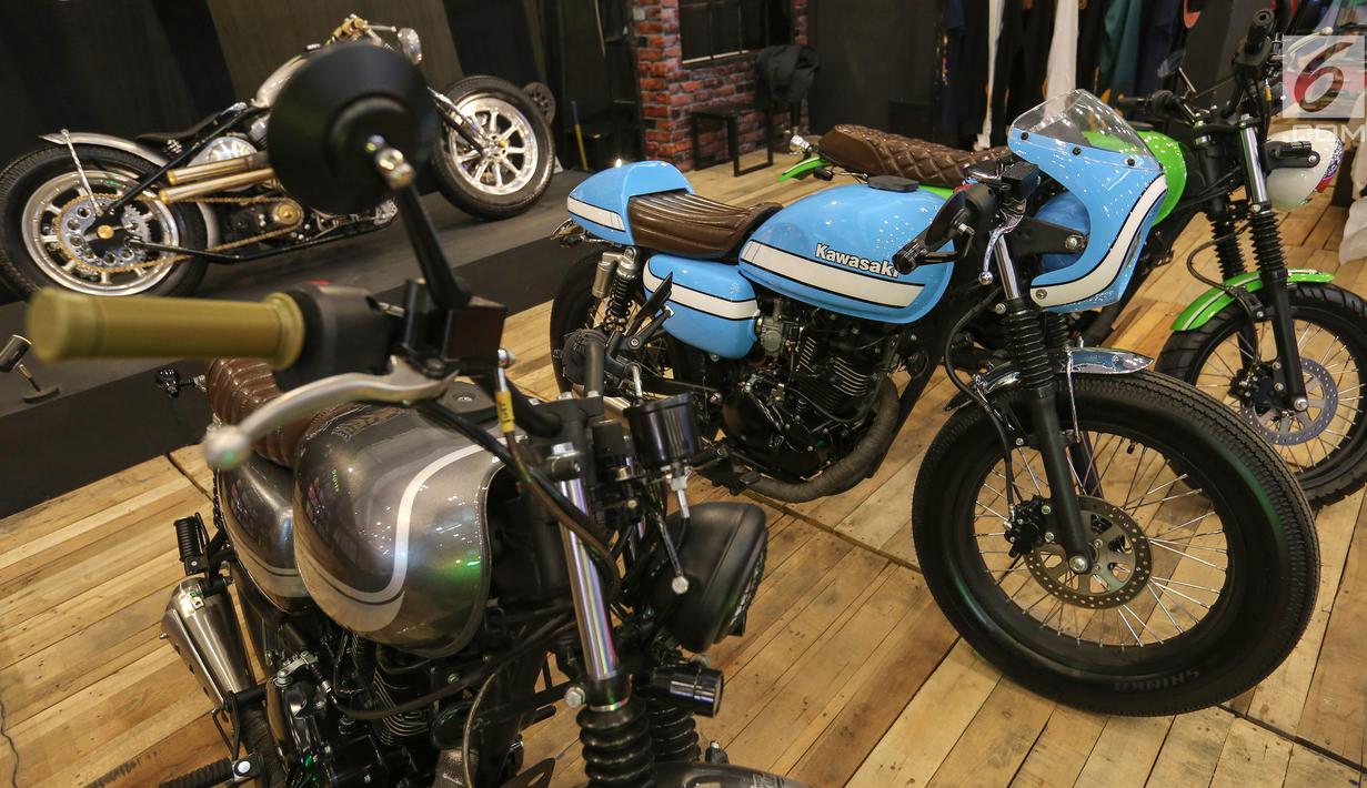Sejumlah motor modifikasi bermesin Kawazaki W175 dipajang dalam pameran GAIKINDO Indonesia International Auto Show (GIIAS) 2019 di ICE BSD, Tangerang, Jumat (19/7/2019). Motor Kawazaki dengan model retro tersebut dibandrol dengan harga Rp 25-30 juta. (Liputan6.com/Fery Pradolo)