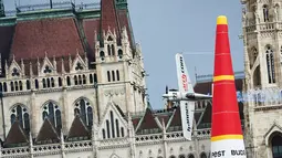 Pilot asal Austria, Hannes Arch melakukan manuver pada pesawatnya saat mengikuti Kejuaraan Dunia Red Bull Air Race 2016 di atas Sungai Danube, Budapest, Hongaria (17/7). (Aron Suveg/Red Bull Content Pool)