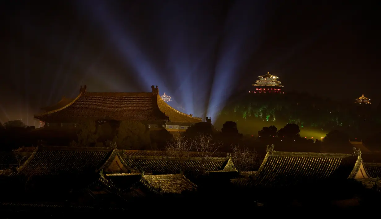 Kota Terlarang atau Forbidden City diproyeksikan dengan lampu warna-warni bagian dari perayaan Festival Lentera di Beijing, Selasa (19/2). Kota Terlarang menjadi bersinar pada Selasa malam untuk pertama kalinya sejak dibuka sebagai museum. (AP/Andy Wong)