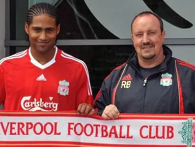 Pemain baru Liverpool, Glen Johnson (kiri) berpose bersama manajer Liverpool, Rafael Benitez di pusat latihan tim Melwood pada 9 Juli 2009. AFP PHOTO/Neil Jones