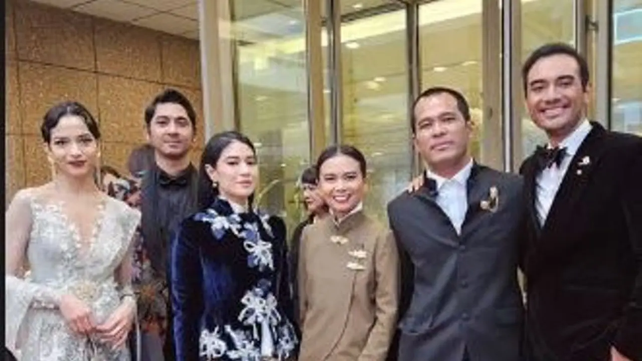 Serial Gadis Kretek Tayang Perdana di Busan International Film Festival 2023, Dian Sastro Tampil Memukau Pakai Kebaya di Red Carpet