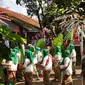 Peserta melakukan prosesi Gelar Budaya Nyadran Kali di Desa Wisata Kandri, Kecamatan Gunungpati, Semarang, Jawa Tengah, Kamis (14/2). Warga melaksanakan rangkaian prosesi, mulai dari kirab, penuangan air ke sawah, melempar kembang. (Liputan6.com/Gholib)