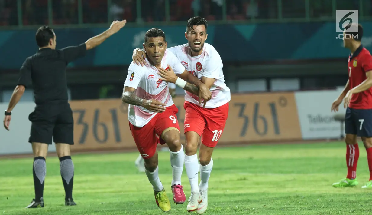 Penyerang Timnas Indonesia, Alberto Goncalves (kedua kiri) bersama Stefano Lilipaly merayakan gol ke gawang Laos pada penyisihan Grup A Sepak Bola Asian Games 2018 di Stadion Patriot Candrabhaga, Bekasi, Jumat (17/8). (Liputan6.com/Helmi Fithriansyah)