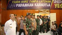 Panglima TNI dan Kapolri meninjau posko relawan karhutla yang dibuat Polda Riau di Pekanbaru. (Liputan6.com/M Syukur)