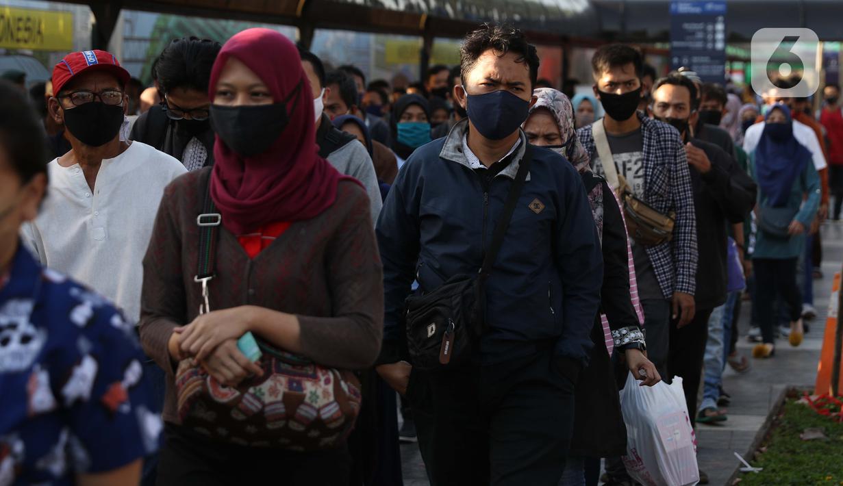 Antrean calon penumpang KRL Commuterline di area pedestrian Stasiun Terpadu Tanah Abang, Jakarta, Kamis (27/8/2020). Guna menekan penyebaran Covid-19, aparat terkait terus menghimbau pentingnya menaati protokol kesehatan. (Liputan6.com/Helmi Fithriansyah)