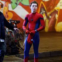 Tom Holland saat syuting film Spider-Man: Homecoming. foto: Daily Mail