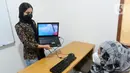 Pengungsi melakukan pelatihan komputer di Peace Educational Shelter, Cisarua, Jawa Barat, Selasa (17/1/2023). Rata-rata pengungsi yang berasal dari Afganistan, Yaman, Irak, Sudan dan lain-lain  sudah lebih dari 10 tahun tinggal di Indonesia dengan kondisi   puluhan pengungsi mengalami depresi hingga bunuh diri. (merdeka.com/Arie Basuki)